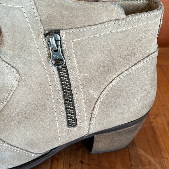 Suede sz 9 earth brand booties. - Picture 3 of 7